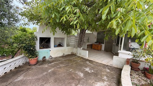 Trullo Con Alcove Con Bagno e Angolo Cottura.Terreno di 4.000 mq.